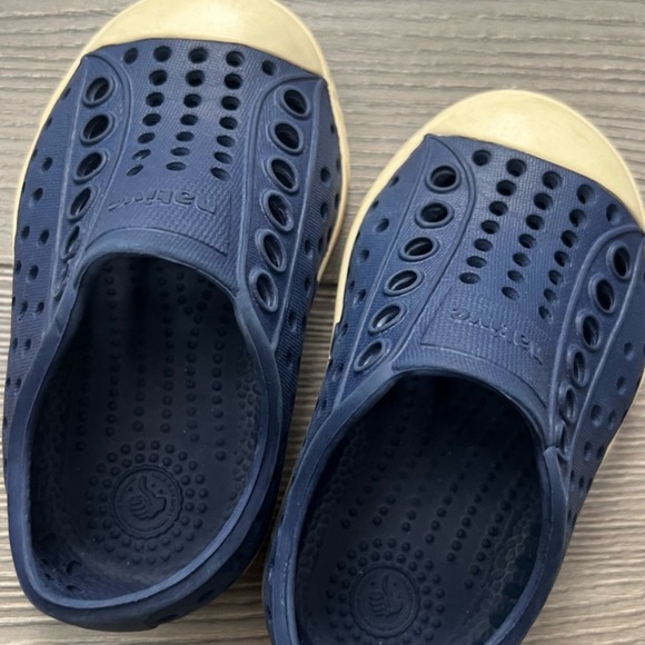 Native navy toddler shoes size 4 - Picture 5 of 6